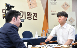 ‘이세돌 제자’ 신민준, 왕싱하오 꺾고 LG배 연속 우승에 단 1승…30년 징크스 깨질까 [바둑]