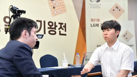 ‘이세돌 제자’ 신민준, 왕싱하오 꺾고 LG배 연속 우승에 단 1승…30년 징크스 깨질까 [바둑]