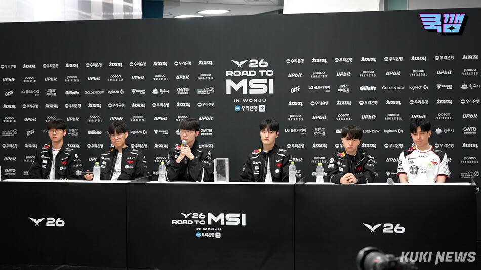 T1 선수단과 임재현 감독대행이 14일 원주DB프로미아레나에서 열린 ‘2026 로드 투 MSI’ 최종전 젠지와의 경기를 마친 뒤 기자회견에 임하고 있다. 쿠키뉴스 쿡깸