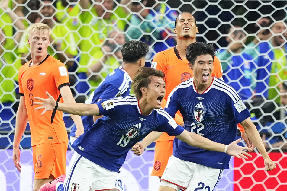 14일(현지시간) 미국 텍사스주 달라스 스타디움에서 열린 2026 북중미 월드컵 F조 1차전 일본과 네덜란드의 경기. 일본의 오가와 코키와 토미야스 다케히로가 동점골 이후 기뻐하고 있다.
