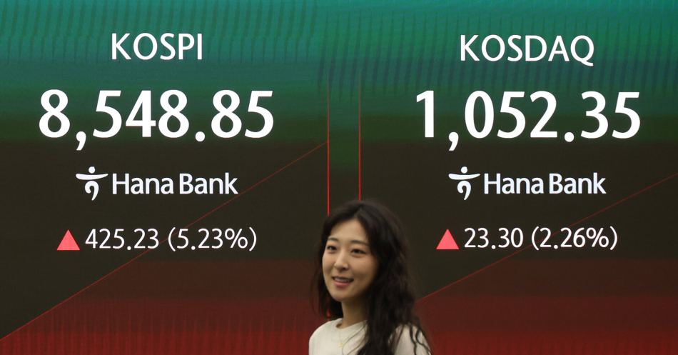 15일 서울 중구 하나은행 딜링룸 현황판에 코스피가 표시되고 있다. 연합뉴스