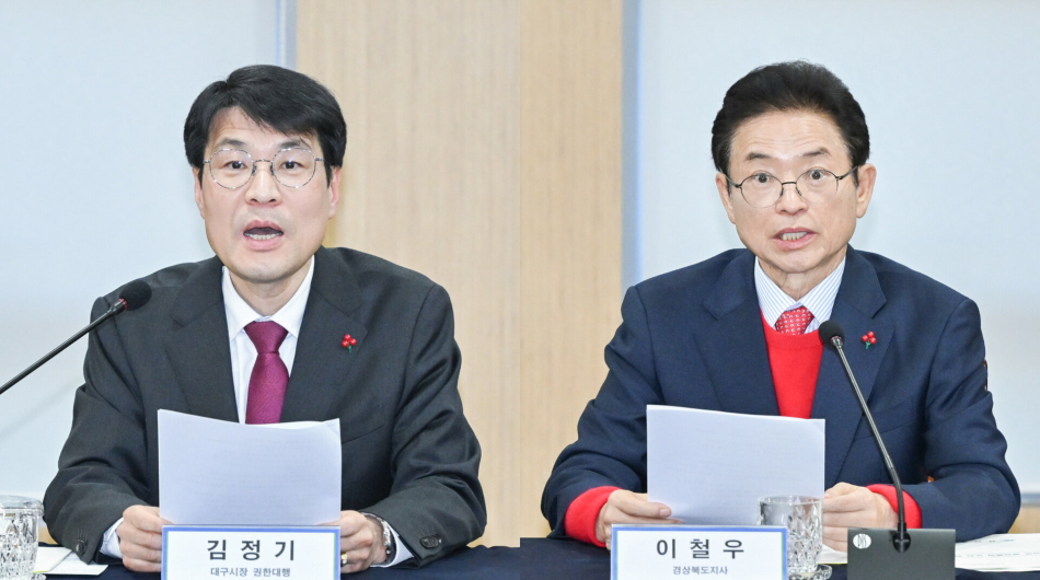 이철우 경북도지사와 김정기 대구시장 권한대행이 지난 2월 대구·경북 행정통합 추진과 관련한 입장문을 발표하고 있다. 경북도 제공