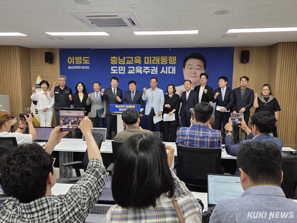 이병도 충남교육감 당선인 인수위원회인 ‘충남교육 미래동행 준비위원회(이하 준비위)는 15일 충남교육청 3층 회의실에서 기자회견을 갖고 인수위원 소개와 향후 활동계획을 소개했다. 사진=홍석원 기자
