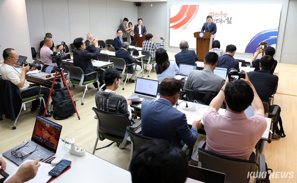 박수현 제40대 충남도지사 당선인의 ‘통(通)하는 충남준비위원회’ 김선태 대변인이 15일 충남도청 프레스센터에서 기자회견을 통해 인수위 일정을 밝히고 있다.