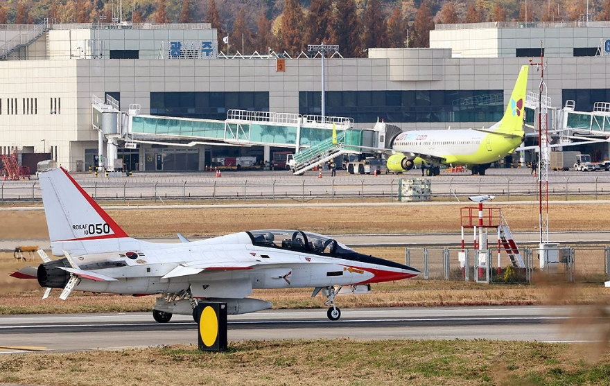 대통령실에서 광주 민간ㆍ군 공항 통합 이전 추진을 위한 사전협의가 열린 지난해 11월19일 광주 광산구 광주공항에서 제1전투비행단의 훈련기가 이륙 준비를 하고 있다. 연합뉴스