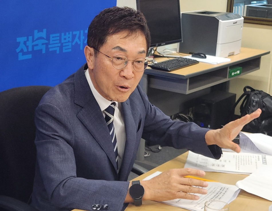 신형식 전북특별자치도지사직 인수위원장이 15일 전북도청 기자실에서 언론브리핑을 통해 인수위 운영 계획과 전북 피지컬AI 밸리 조성 방향을 설명하고 있다.