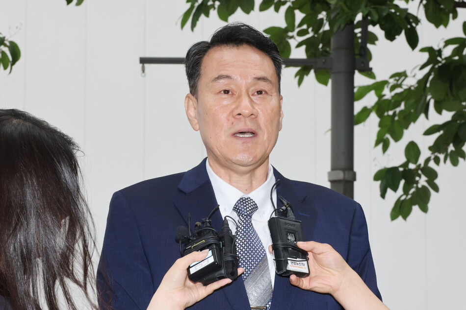 김명수 전 합동참모본부 의장이 내란중요임무종사 등 혐의 피의자 조사를 받기 위해 지난달 27일 경기도 과천 2차종합특검에 출석하며 발언하고 있다. 연합뉴스