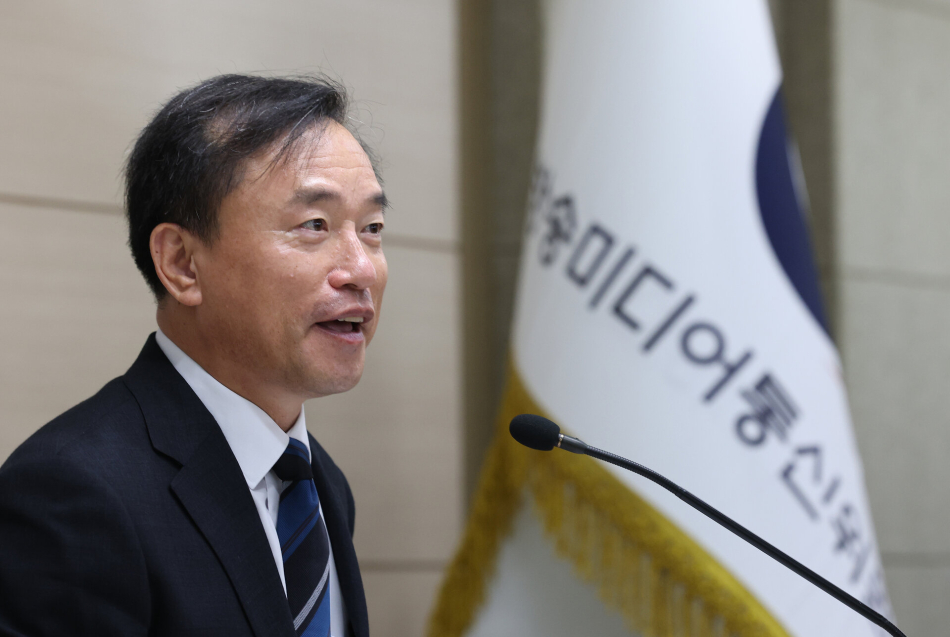 김종철 방송미디어통신위원장이 15일 경기 정부과천청사에서 열린 취임 6개월 출입기자 간담회에서 발언하고 있다. 방송미디어통신위원회 제공