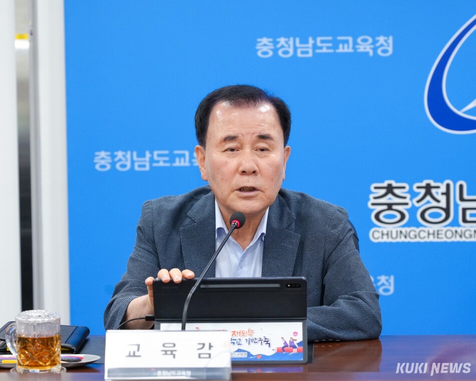 김지철 충남교육감이 15일 청 내 상황실에서 개최한 주간업무보에서 이병도 당선인의 인수위에 적극 협조할 것을 지시하고 있다. 충남교육청