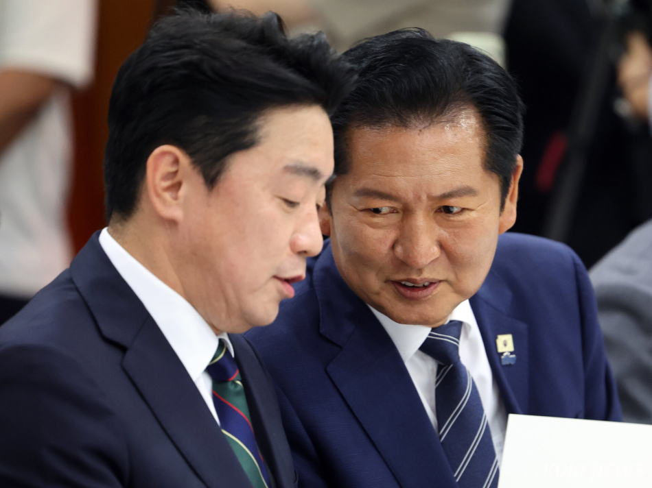 정청래 더불어민주당 대표(사진 오른쪽)와 강훈식 대통령 비서실장(사진 왼쪽)이 15일 오후 서울 마포구 연세대학교 김대중도서관에서 열린 6·15남북정상회담 26주년 기념식 및 특별강연에서 대화를 나누고 있다. 임은재 기자