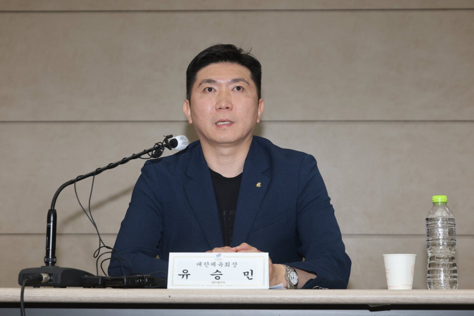 유승민 대한체육회장이 15일 6·3지방선거 투표용지 부족 사태로 촉발된 잠실 개표소 봉쇄 시위가 11일째 이어진 이날 서울 송파구 서울올림픽파크텔에서 열린 대한체육회 및 올림픽공원 핸드볼경기장 입주 경기단체 기자회견에서 발언하고 있다. 연합뉴스