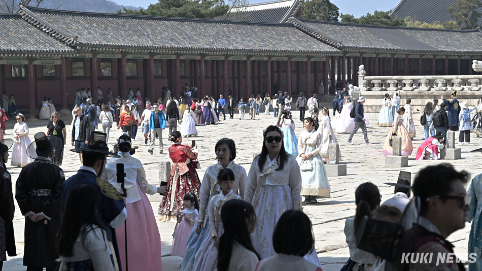 한복을 입은 외국인 관광객들이 2일 서울 종로구 광화문 일대를 둘러보고 있다. 임은재 기자