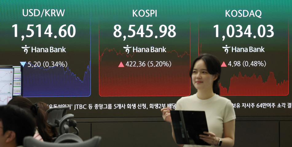 15일 서울 중구 하나은행 딜링룸 전경. 연합뉴스