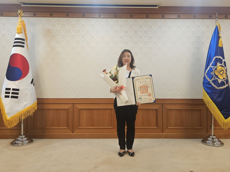이은정 기상청 관측기반국장이 2025년 정부업무평가 역점정책 부문 우수기관 선정에 따른 국무총리 표창을 수상한 뒤 기념촬영을 하고 있다. 기상청 제공