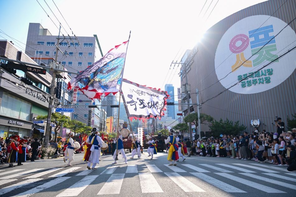 제64회 거제옥포대첩축제 승전행차 가장행렬이 진행되고 있다. 거제시 제공