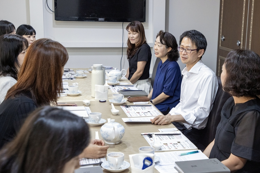 15일 정부조달콜센터 실무자들과 현장간담회를 갖는 백승보 조달청장(오른쪽 두번째). 조달청