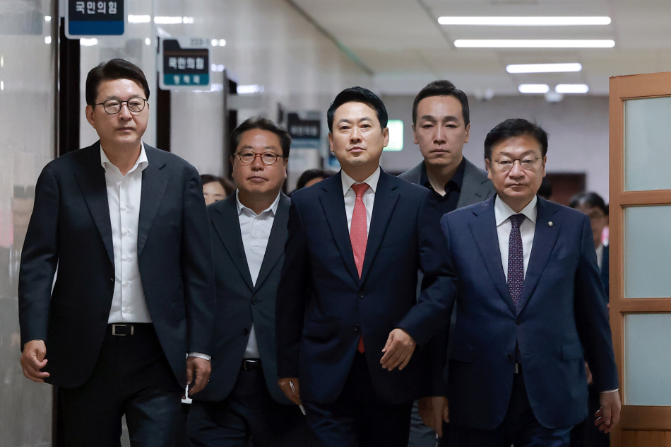 국민의힘 장동혁 대표, 정점식 원내대표 등 지도부가 15일 국회에서 열린 긴급 최고위원회의에 참석하고 있다. 국민의힘 지도부는 이번 회의에서 6·3 지방선거 당시 투표용지 부족 사태가 벌어진 서울 선거에 대해 중앙선거관리위원회에 재선거를 소청하는 문제를 논의할 예정이다. 연합뉴스