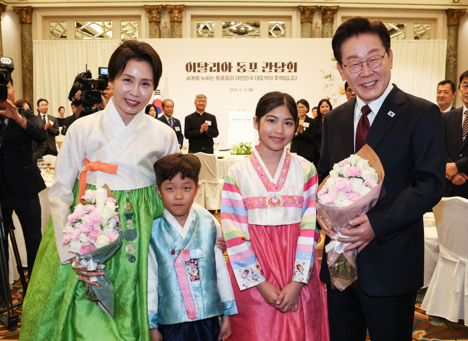 이재명 대통령과 김혜경 여사가 15일(현지시간) 로마 한 호텔에서 열린 동포 오찬 간담회에서 화동과 기념촬영하고 있다.