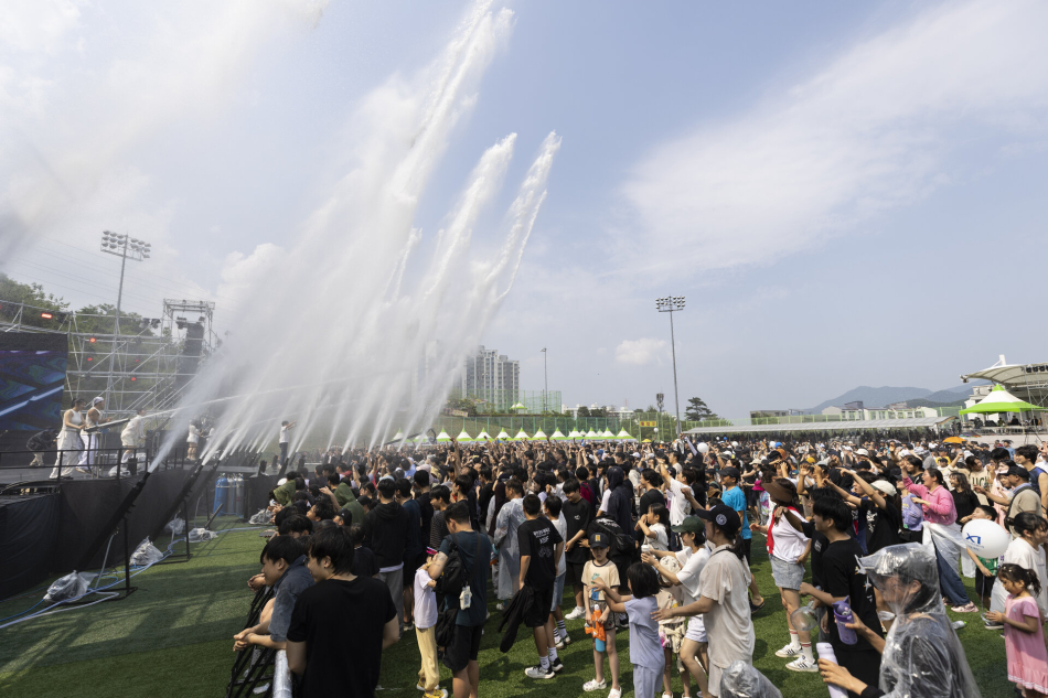 양산웅상회야제 워터페스타에서 물폭탄이 터지고 있다. 양산문화재단 제공