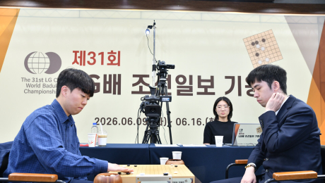 신민준vs왕싱하오, 주고받은 ‘반집’…3억원 걸린 LG배 결승 ‘역대급 명승부’