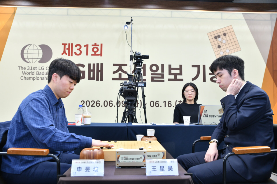 신민준 9단(왼쪽)과 왕싱하오 9단이 반집으로 한 판씩 주고받으면서 시리즈 전적 1-1이 됐다. 한국기원 제공