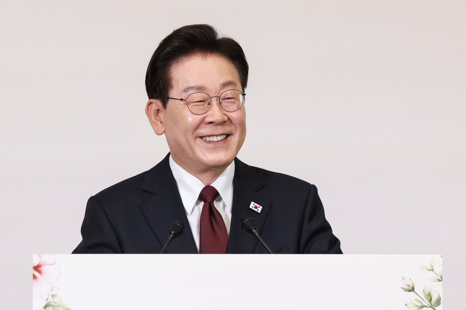 이재명 대통령이 15일(현지시간) 로마 한 호텔에서 열린 동포 간담회에서 격려사를 하고 있다. 연합뉴스