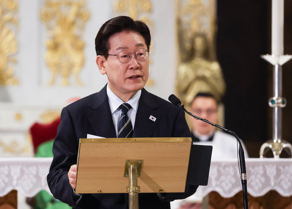 이재명 대통령이 14일(현지시간) 이탈리아 로마 성 바오로 대성전에서 열린 ‘평화와 연대를 위한 특별 미사‘에서 기념연설을 하고 있다. 연합뉴스