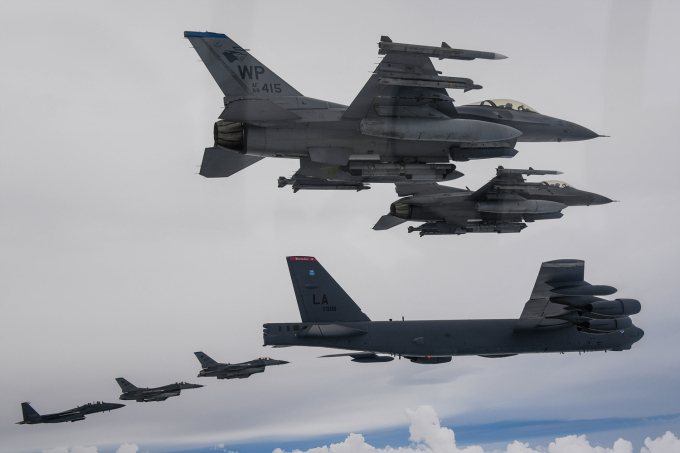 B-52H와 F-16, F-15K가 편대비행을 하고 있는 모습(사진은 기사와 직접 연관이 없음). 합참 제공