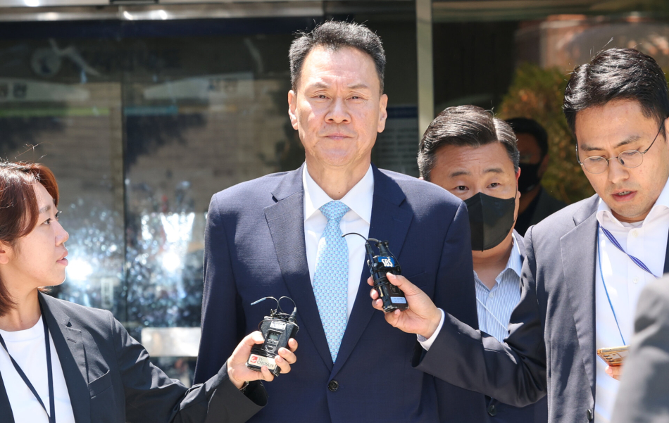비상계엄 당시 내란에 가담했다는 의혹을 받는 김명수 전 합동참모본부 의장이 15일 서울중앙지법에서 영장실질심사를 마친 뒤 법정을 나서고 있다. 연합뉴스