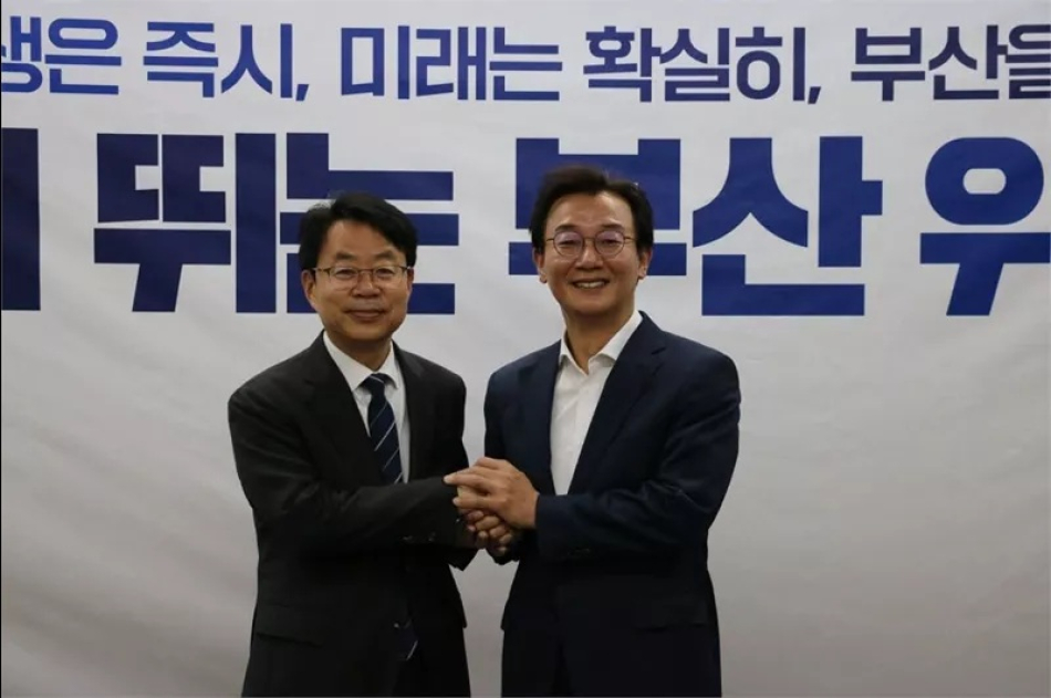 민주당 박홍배 의원(좌)과 전재수 부산시장 당선인