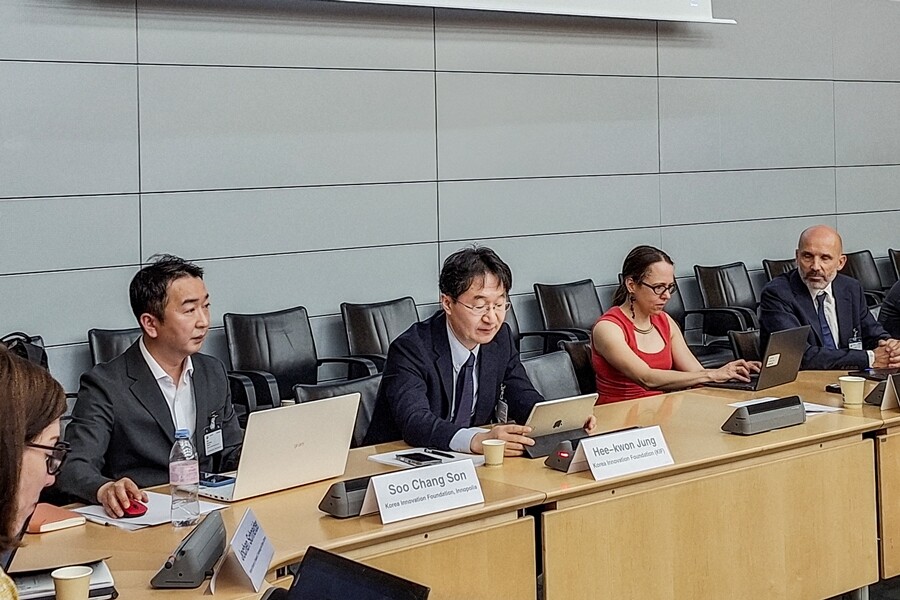 15일(현지시간) 프랑스 파리 OECD 본부에서 열린 제67차 OECD 기술혁신정책작업반(TIP) 총회 특별 세미나에서 성과를 발표하는 정희권 연구개발특구진흥재단 이사장(가운데). 연구개발특구진흥재단