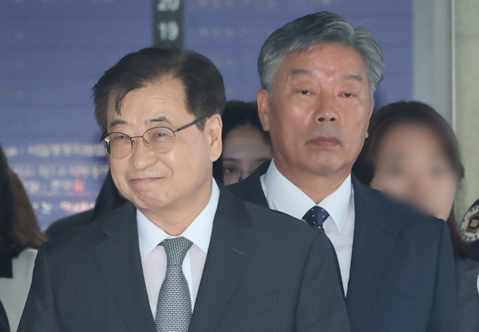 서훈 전 청와대 국가안보실장과 김홍희 전 해양경찰청장이 16일 서울 서초구 서울고법에서 열린 서해 공무원 피격 사건 관련 2심 선고 공판을 마친 후 법정을 나서고 있다. 연합뉴스