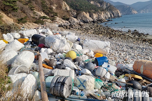 바다에 버려지는 폐어구. 쿠키뉴스DB