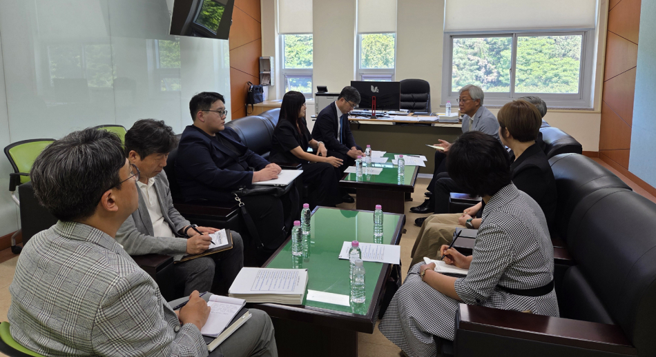 ‘K-교육특별시 준비위원회’는 16일 전남광주통합특별시 교육비전위원회와 가진 간담회에서 시도민들의 생생한 목소리를 담은 미래 통합교육 체제 구축을 위한 정책 제안서를 공식 전달했다. /전남교육청