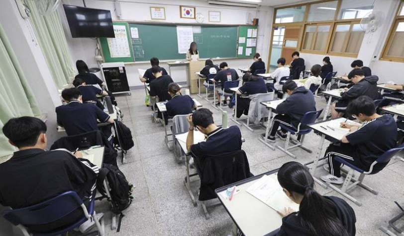 고등학교 학생들이 시험 준비를 하고 있다. 연합뉴스