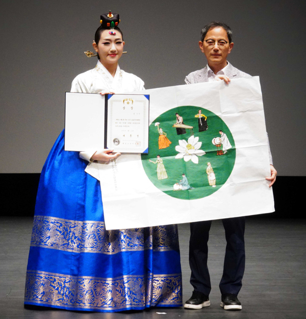 ‘제24회 무안 전국 승달국악대제전’에서 종합 대상인 대통령상은 명인부 무용부문 류수민(여‧대구광역시, 사진 왼쪽)씨에게 돌아갔다. /무안군
