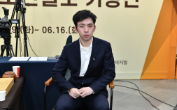 LG배 징크스 못 깼다…신민준, 왕싱하오에 역전패 [바둑]