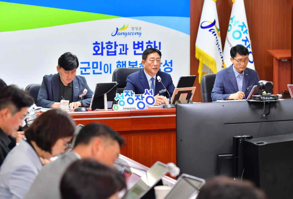 김한종 장성군수는 16일 정책회의에서 “민선 8기가 성장의 토대를 다지는 시기였다면, 민선 9기는 성과를 군민의 삶으로 증명해야 한다”며, 민선 9기 군정은 성장에 방점을 두겠다고 밝혔다. /장성군
