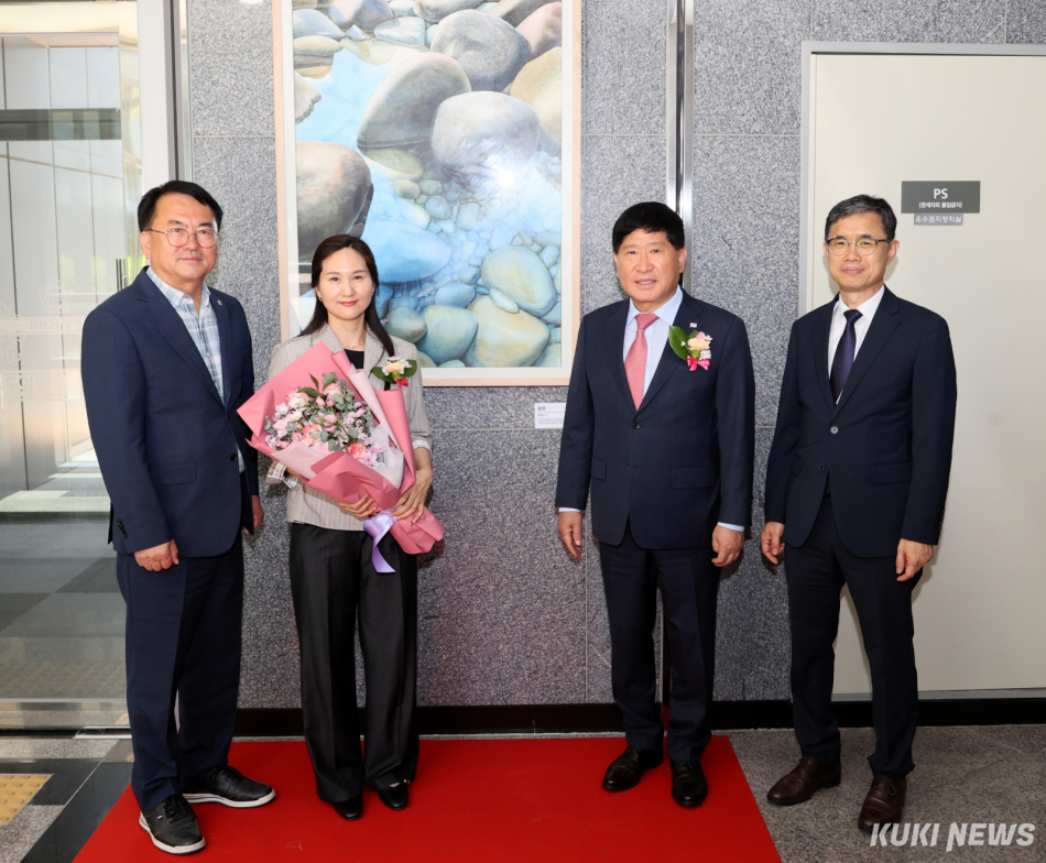 충남도의회는 16일 도의회에서 박미순 작가의 미술품 기증식을 개최하고, 작가가 기증한 수채화 작품을 전달받았다.