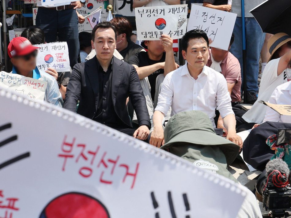 6·3지방선거 투표용지 부족 사태로 촉발된 잠실 개표소 봉쇄 시위가 이어진 16일 국민의힘 장동혁 대표, 김민수 최고위원이 서울 송파구 올림픽공원 핸드볼경기장 개표소 앞에 자리를 잡고 앉아 있다. 연합뉴스