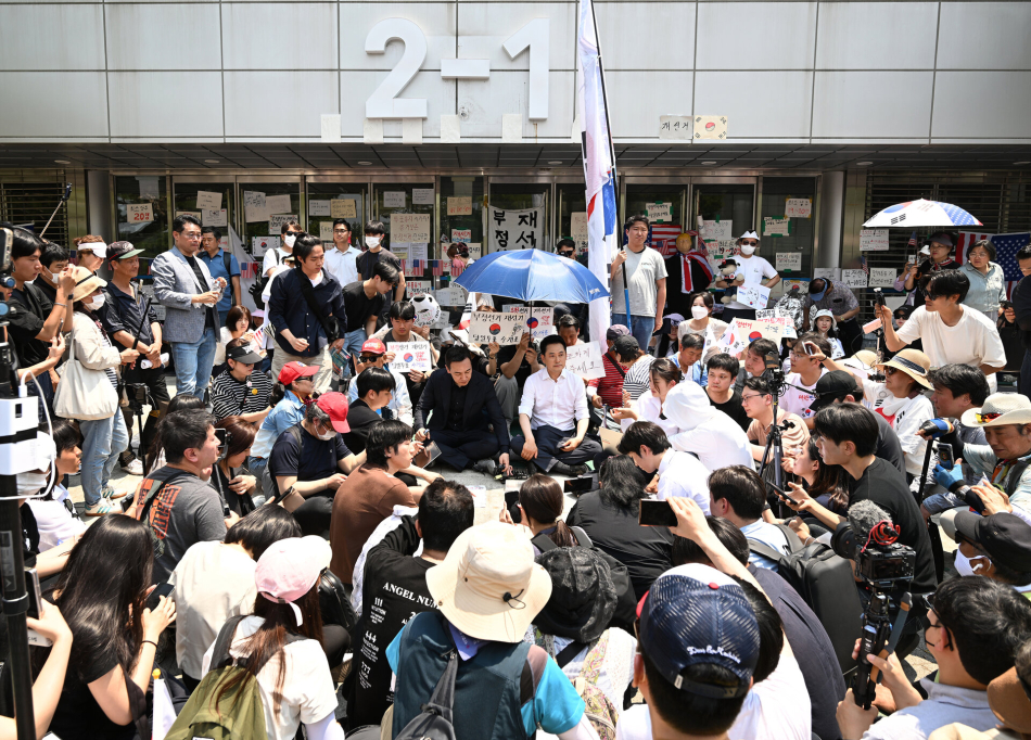 6·3 지방선거 투표용지 부족 사태로 촉발된 잠실 개표소 봉쇄 시위가 이어진 16일 국민의힘 장동혁 대표, 김민수 최고위원이 서울 송파구 올림픽공원 핸드볼경기장 개표소 앞에 자리를 잡고 앉아 있다. 연합뉴스