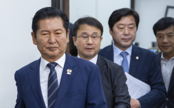 “대통령과 싸우면 결국 당이 진다”…집권 2년 차 민주당의 시험대
