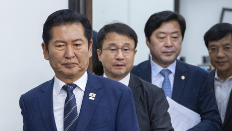 “대통령과 싸우면 결국 당이 진다”…집권 2년 차 민주당의 시험대