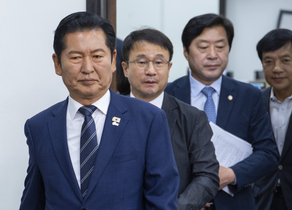 더불어민주당 정청래 대표와 한병도 원내대표, 최고위원들이 15일 국회에서 열린 최고위원회의에 입장하고 있다. 연합뉴스