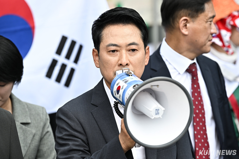 장동혁 국민의힘 대표가 16일 서울 송파구 올림픽공원 핸드볼경기장을 찾아 개표소 봉쇄를 주장하는 시민들에게 진입 결정을 알리고 있다.