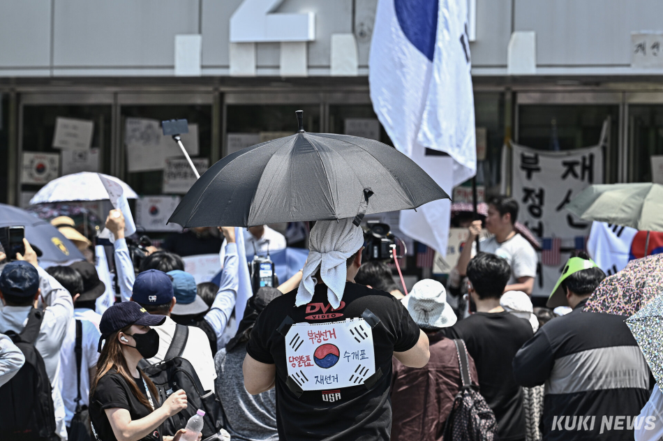 16일 서울 송파구 올림픽공원 핸드볼경기장에서 대한체육회의 진입을 반대하는 시민들이 출입구를 지키고 있다.