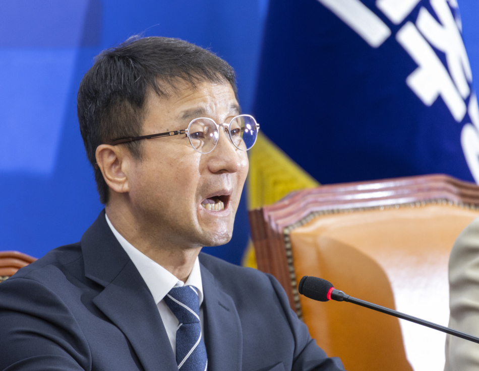 한병도 더불어민주당 원내대표가 16일 국회에서 열린 원내대책회의에서 발언하고 있다. 연합뉴스