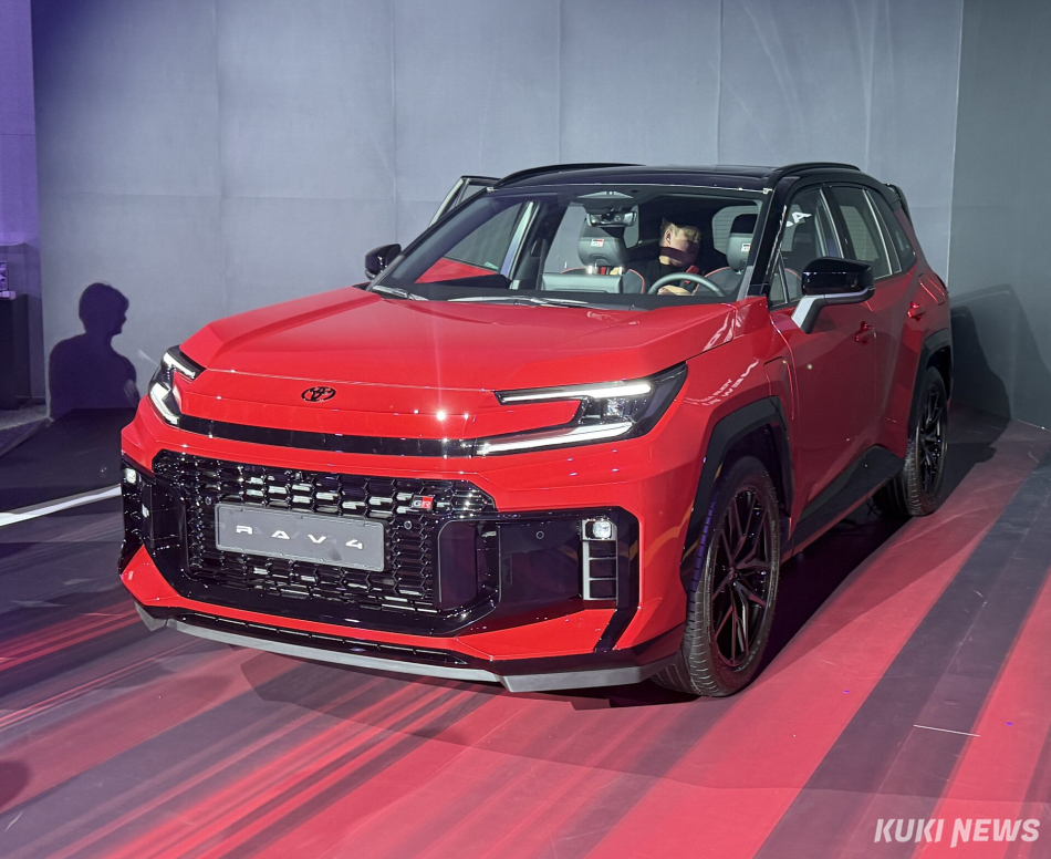 토요타코리아가 플러그인 하이브리드(PHEV)를 앞세운 ‘올 뉴 라브4(RAV4)’를 국내 시장에 선보였다. 송민재 기자