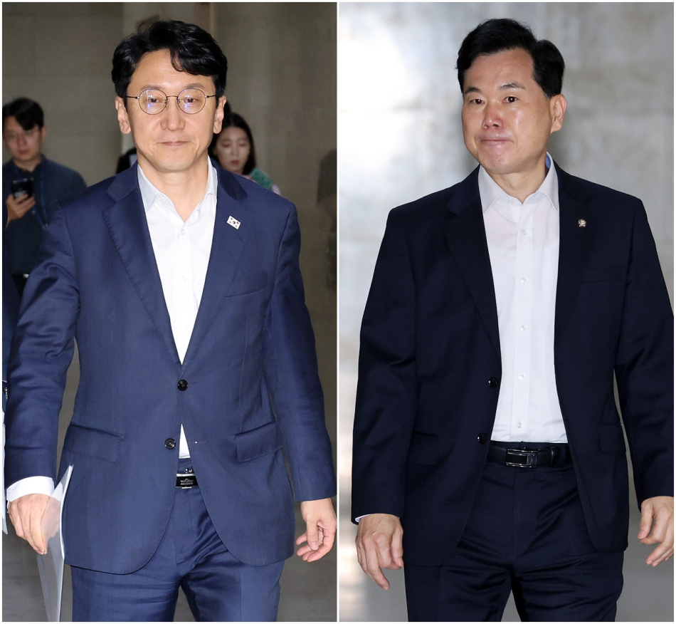 천준호 더불어민주당 원내운영수석부대표(왼쪽)와 김승수 국민의힘 원내운영수석부대표가 12일 국회 운영위원장실에서 회동하기 위해 이동하고 있다. 연합뉴스