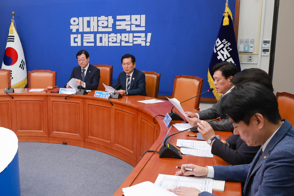 조승래 더불어민주당 사무총장이 16일 제6차 중앙위원회의 안건을 설명하고 있다. 연합뉴스
